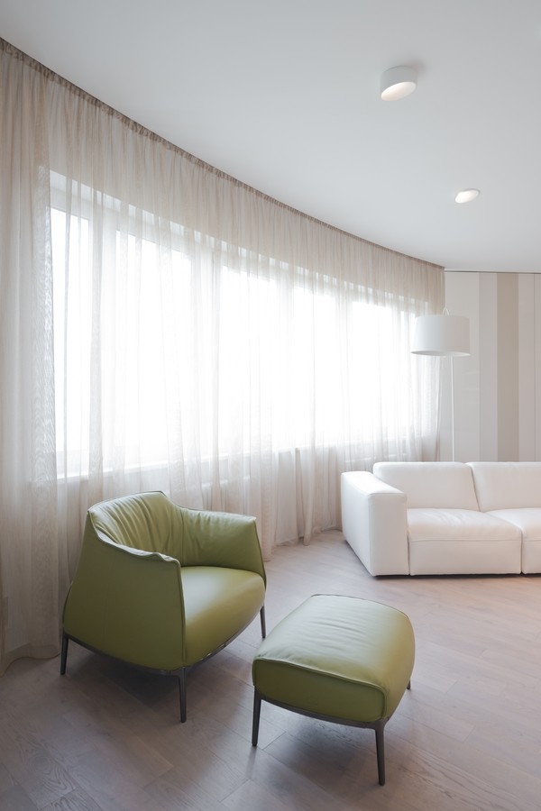 Diseño de salón abierto contemporáneo de tamaño medio con paredes marrones, suelo de madera en tonos medios y suelo marrón
