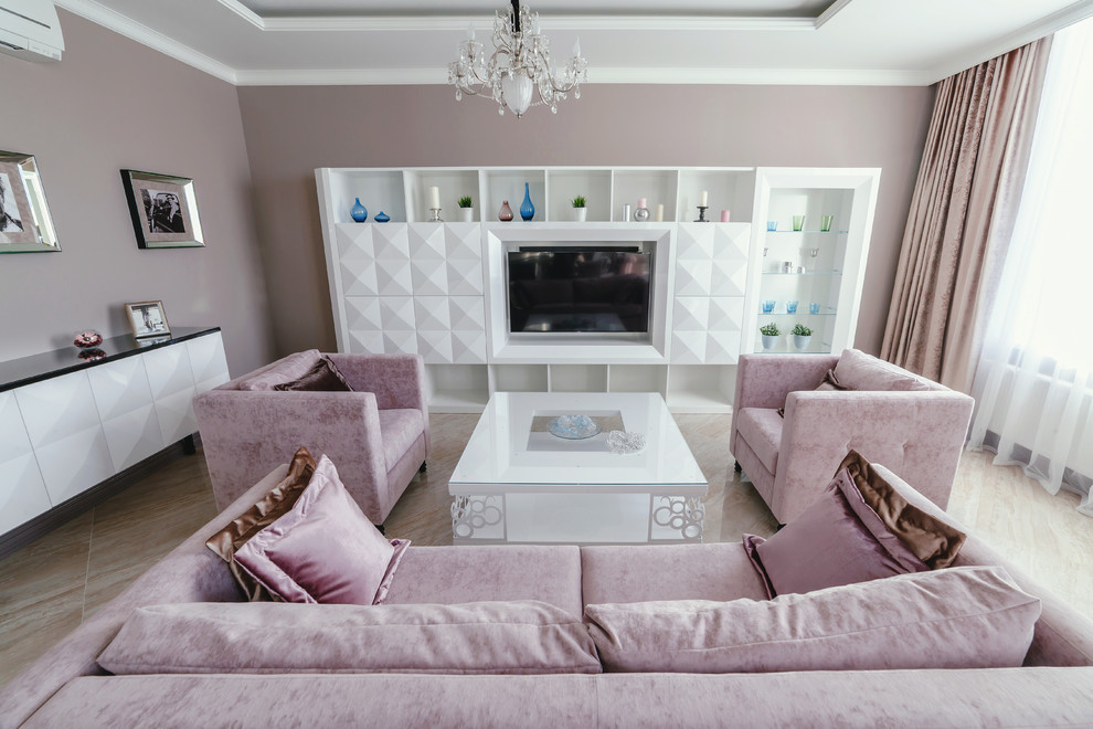 Bild på ett stort funkis allrum med öppen planlösning, med rosa väggar, en inbyggd mediavägg, beiget golv och klinkergolv i porslin