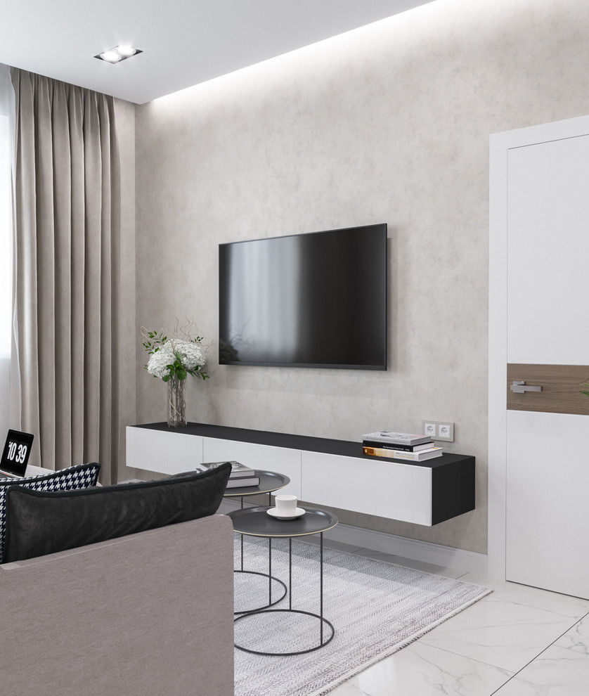 Ejemplo de salón abierto contemporáneo de tamaño medio con paredes beige, suelo de baldosas de cerámica, televisor colgado en la pared y suelo blanco