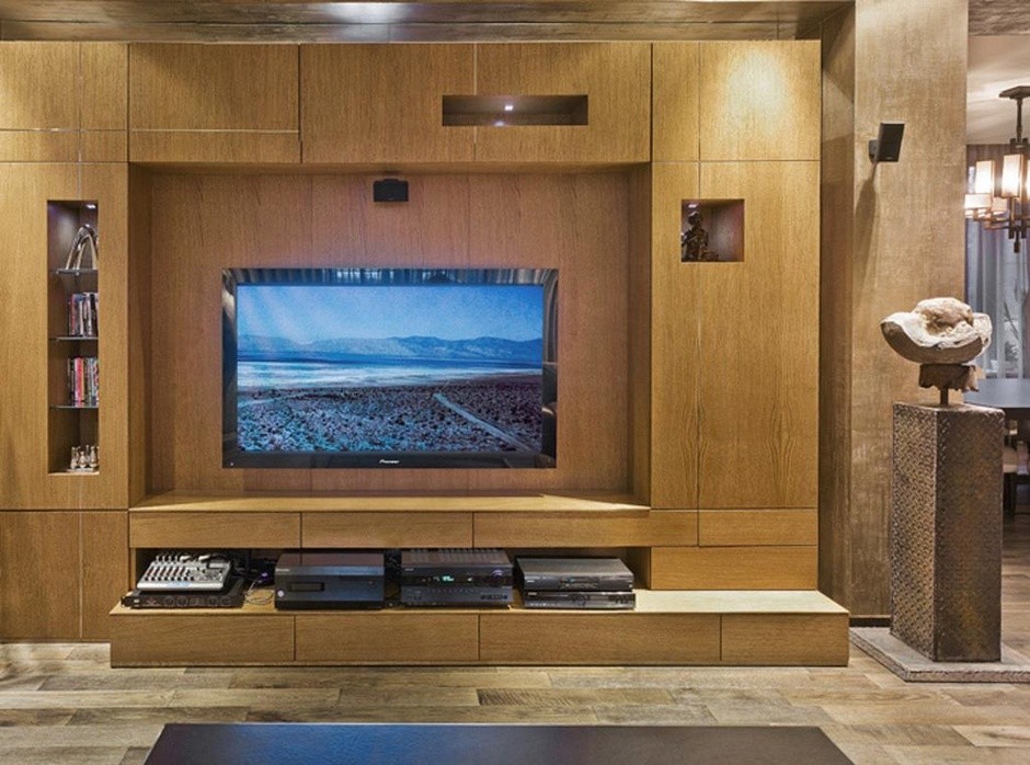 Идея дизайна: большая парадная, изолированная гостиная комната в стиле неоклассика (современная классика) с бежевыми стенами, паркетным полом среднего тона, телевизором на стене и бежевым полом