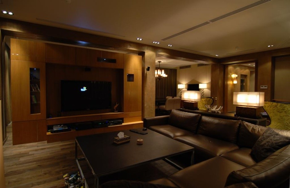 Источник вдохновения для домашнего уюта: большая парадная, изолированная гостиная комната в стиле неоклассика (современная классика) с бежевыми стенами, паркетным полом среднего тона, телевизором на стене и бежевым полом