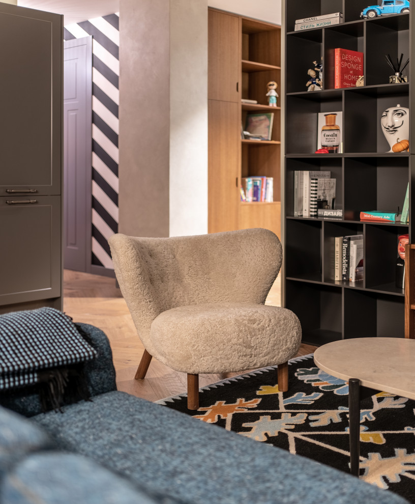 Immagine di un grande soggiorno design aperto con pareti multicolore, pavimento in legno massello medio e pavimento marrone