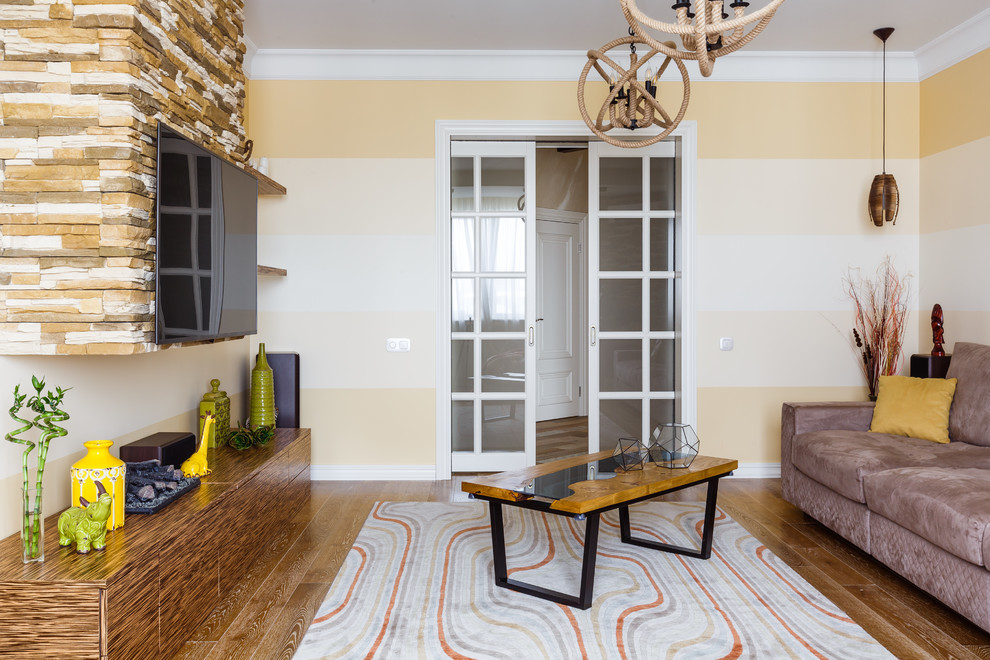 Пример оригинального дизайна: гостиная комната в средиземноморском стиле с желтыми стенами, коричневым полом и тюлем на окнах