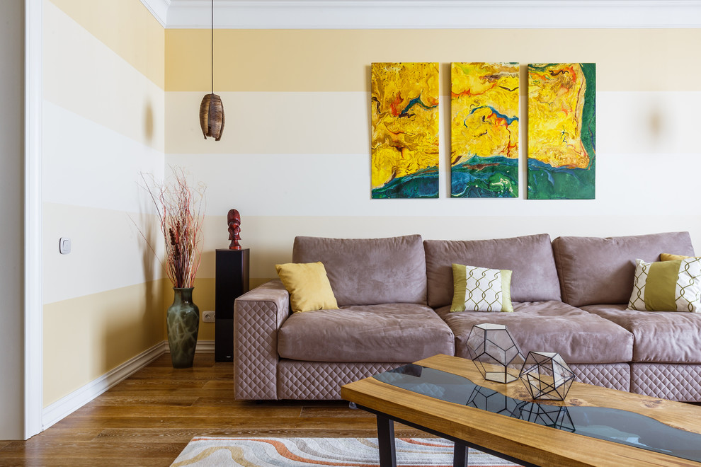 Idéer för att renovera ett funkis separat vardagsrum, med gula väggar och brunt golv