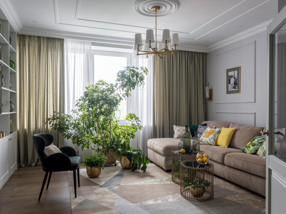 Idee per un soggiorno chic di medie dimensioni e chiuso con pavimento in legno massello medio, pavimento marrone e pareti grigie