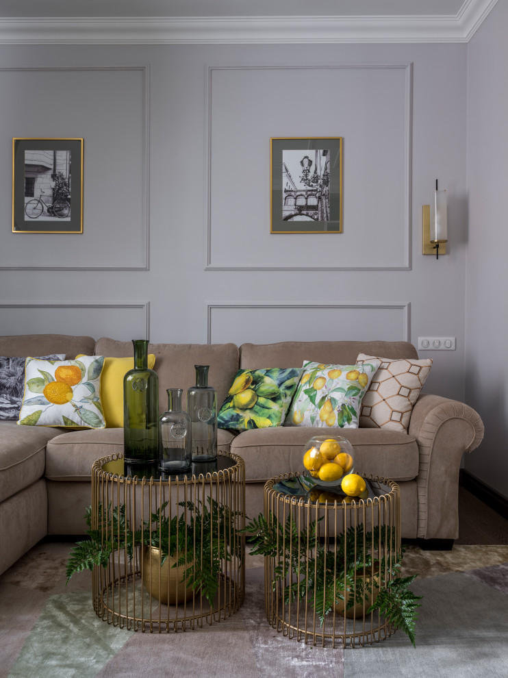 Esempio di un soggiorno classico di medie dimensioni e chiuso con libreria, pareti beige, pavimento in legno massello medio, TV a parete e pavimento marrone