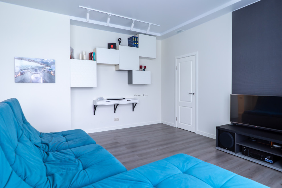 Imagen de salón con rincón musical actual pequeño con paredes blancas, suelo laminado, pared multimedia, suelo gris y bandeja