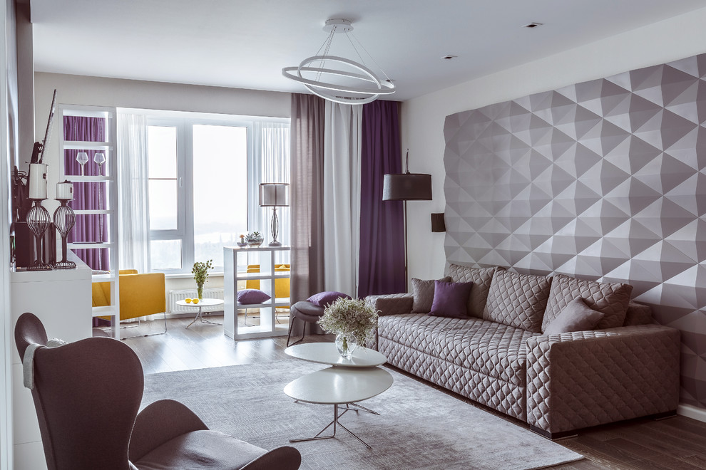 Offenes Modernes Wohnzimmer ohne Kamin mit weißer Wandfarbe, dunklem Holzboden und braunem Boden in Sonstige