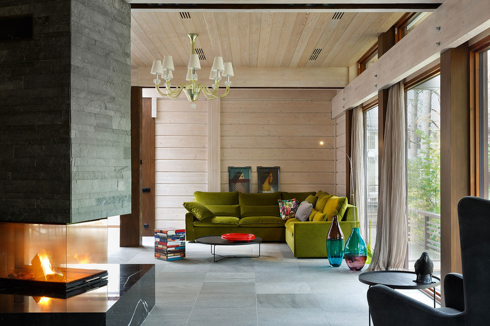На фото: гостиная комната в современном стиле с стандартным камином с