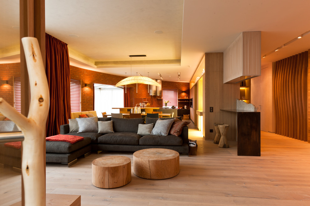Свежая идея для дизайна: парадная, открытая гостиная комната в современном стиле с светлым паркетным полом - отличное фото интерьера