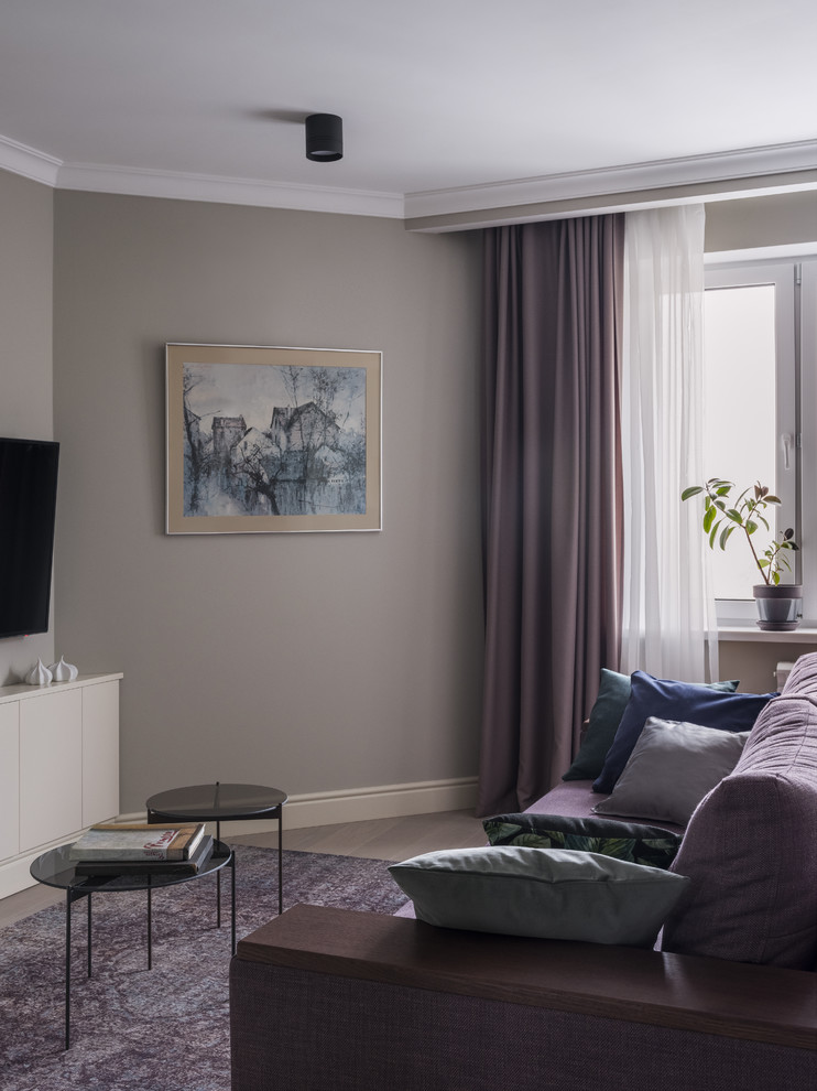 Стильный дизайн: парадная, открытая гостиная комната среднего размера в стиле неоклассика (современная классика) с серыми стенами, светлым паркетным полом, телевизором на стене и серым полом без камина - последний тренд
