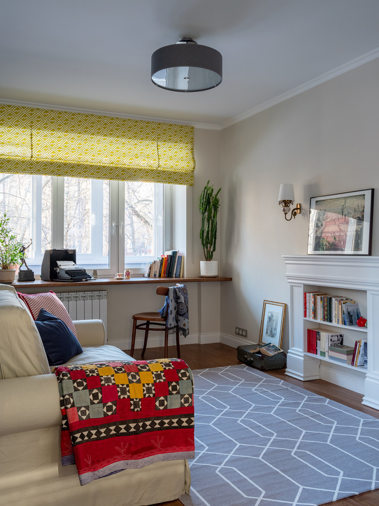 Свежая идея для дизайна: маленькая изолированная гостиная комната в стиле ретро с синими стенами, паркетным полом среднего тона и коричневым полом без камина, телевизора для на участке и в саду - отличное фото интерьера