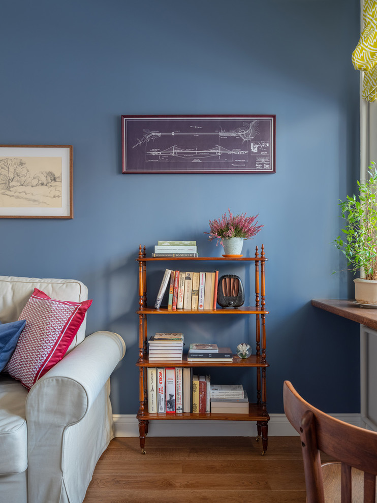 Ispirazione per un piccolo soggiorno minimalista chiuso con pareti blu, pavimento in legno massello medio, nessun camino, nessuna TV e pavimento marrone