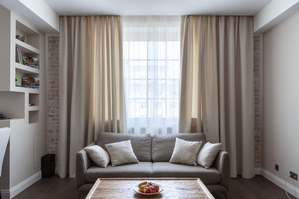 Источник вдохновения для домашнего уюта: гостиная комната в стиле неоклассика (современная классика) с серыми стенами, темным паркетным полом и коричневым полом