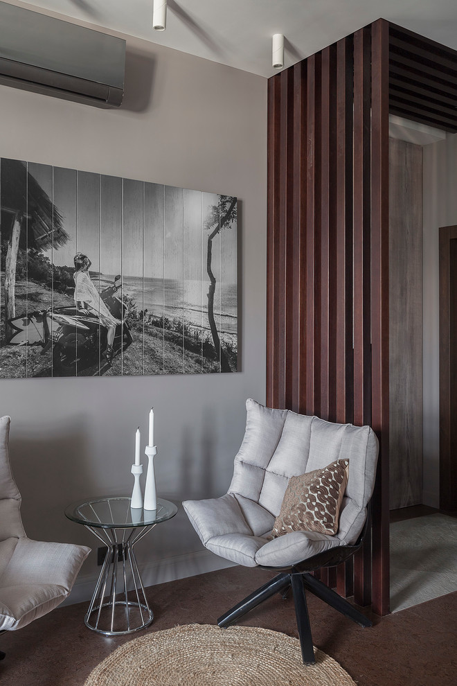 Offenes, Mittelgroßes Modernes Wohnzimmer mit grauer Wandfarbe, Korkboden und braunem Boden in Sonstige