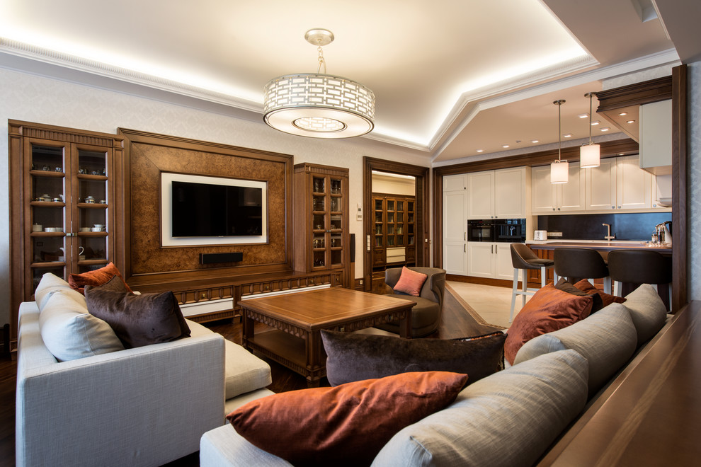 На фото: гостиная комната среднего размера в классическом стиле с телевизором на стене