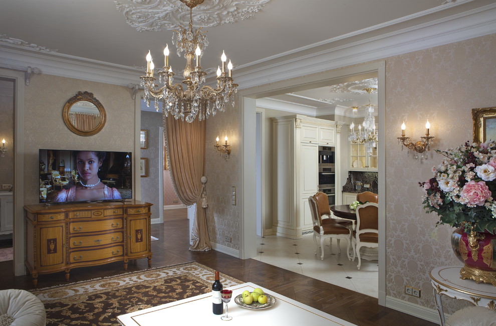 Repräsentatives, Abgetrenntes Klassisches Wohnzimmer mit braunem Holzboden und freistehendem TV in Sankt Petersburg