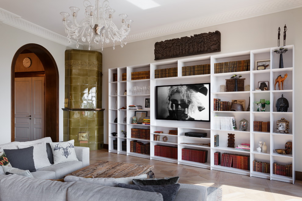 Inspiration för klassiska allrum med öppen planlösning, med ett finrum, vita väggar, ljust trägolv, en öppen hörnspis, en spiselkrans i trä och en väggmonterad TV