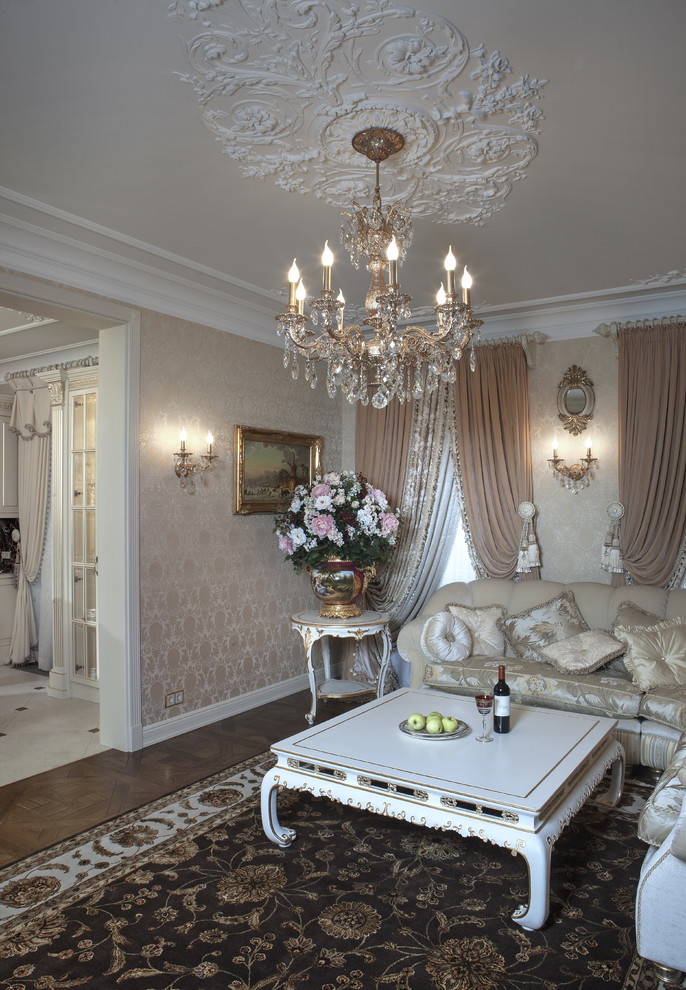 Foto di un soggiorno vittoriano chiuso con sala formale, pavimento in legno massello medio e TV autoportante