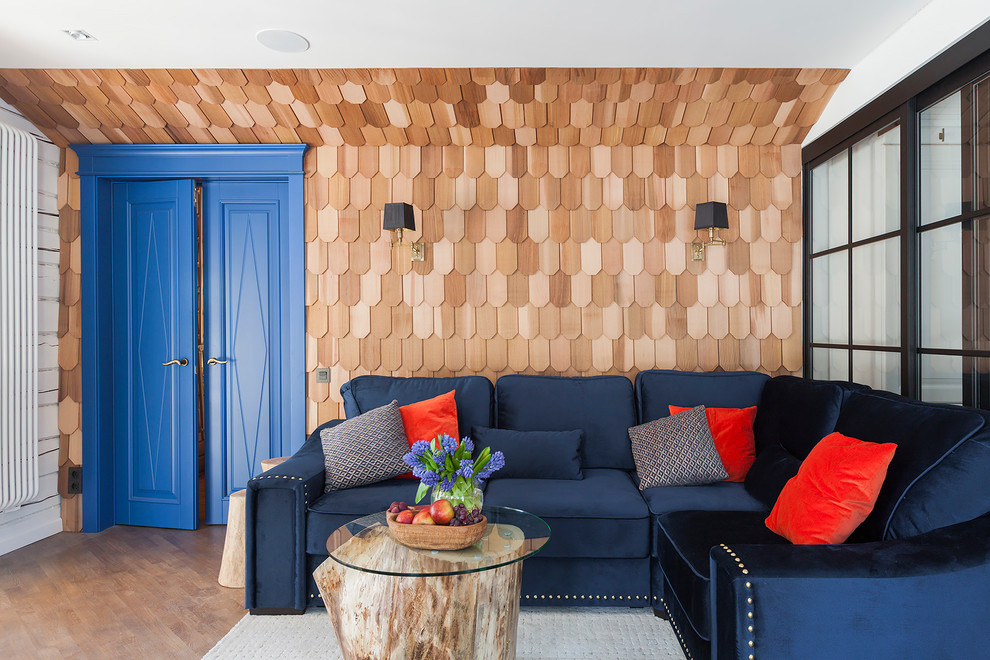 Modelo de salón cerrado clásico renovado con suelo de madera en tonos medios, paredes marrones y alfombra
