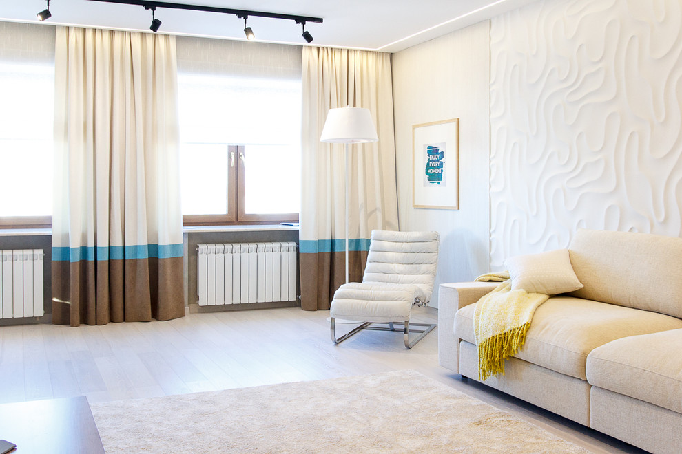 Пример оригинального дизайна: большая изолированная гостиная комната в современном стиле с белыми стенами и светлым паркетным полом