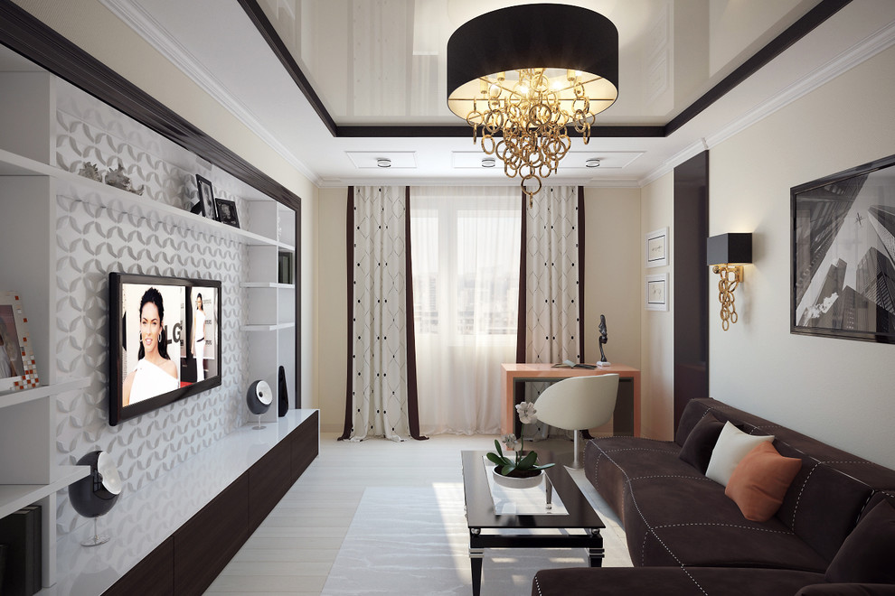 Пример оригинального дизайна: гостиная комната среднего размера в классическом стиле с бежевыми стенами, полом из ламината, телевизором на стене и бежевым полом