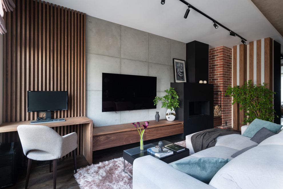 Ejemplo de salón abierto contemporáneo de tamaño medio con paredes grises, suelo de madera oscura, estufa de leña, marco de chimenea de metal, televisor colgado en la pared y suelo marrón