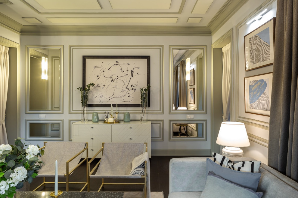 Пример оригинального дизайна: гостиная комната в стиле неоклассика (современная классика) с тюлем на окнах