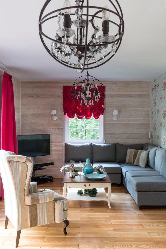 Diseño de salón para visitas abierto tradicional de tamaño medio con paredes beige y suelo de madera en tonos medios