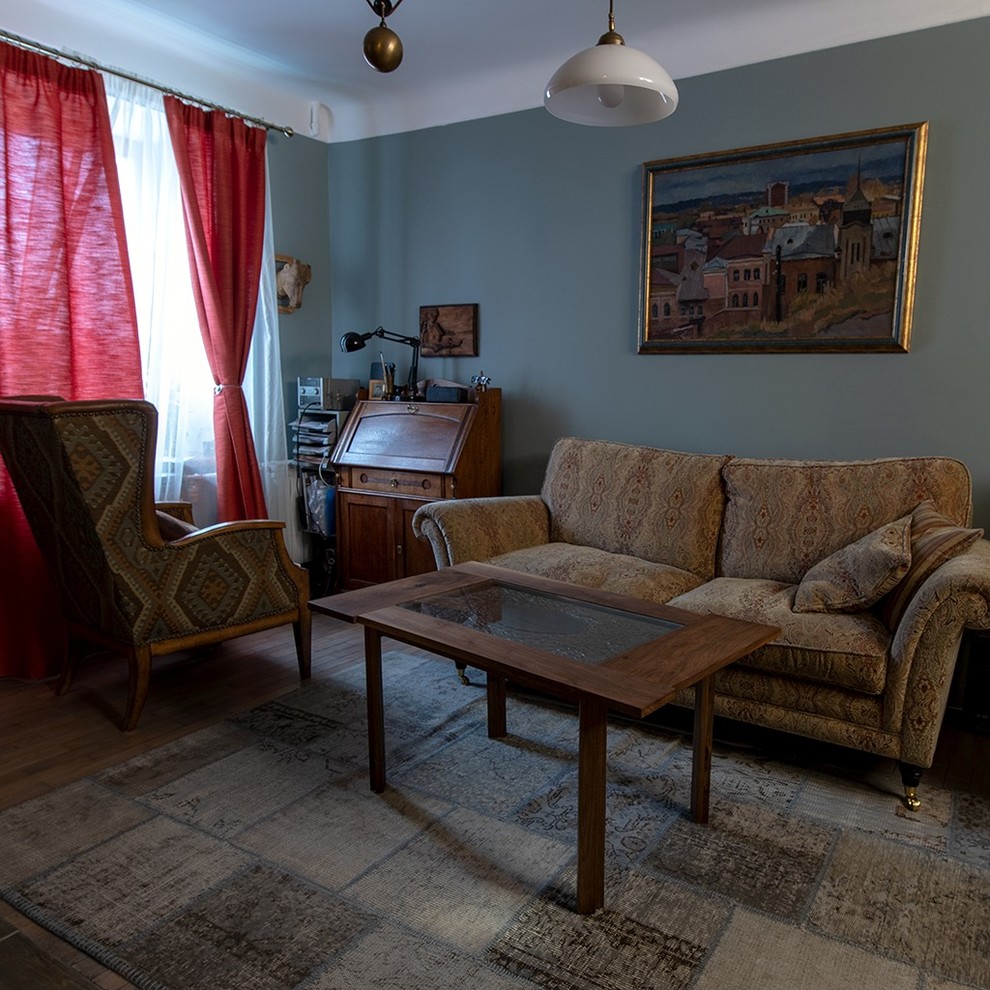 Kleines Skandinavisches Wohnzimmer im Loft-Stil mit braunem Holzboden, Kamin, Kaminumrandung aus Backstein und TV-Wand in Sankt Petersburg