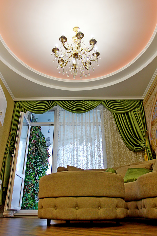 Пример оригинального дизайна: парадная, изолированная гостиная комната среднего размера в современном стиле с зелеными стенами, темным паркетным полом, стандартным камином, фасадом камина из штукатурки, телевизором на стене и коричневым полом