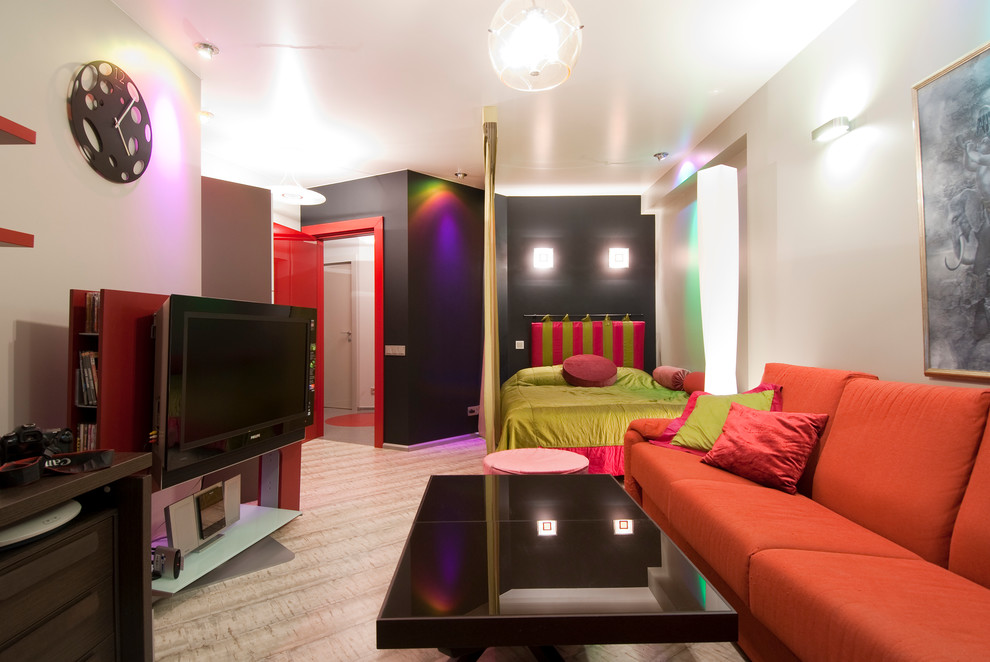 Bild på ett litet funkis allrum med öppen planlösning, med grå väggar, ljust trägolv och en fristående TV