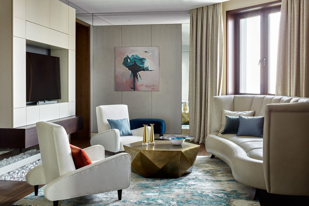 Repräsentatives, Großes, Offenes Modernes Wohnzimmer mit grauer Wandfarbe, freistehendem TV, braunem Holzboden und braunem Boden in Moskau