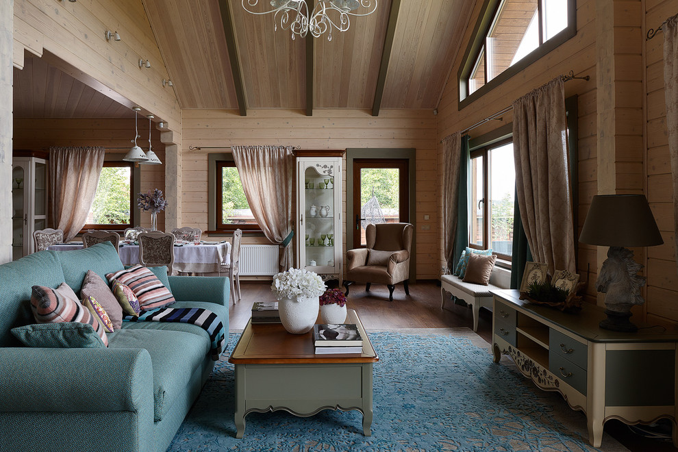 Imagen de salón para visitas abierto campestre sin televisor con paredes marrones, suelo de madera oscura y suelo marrón