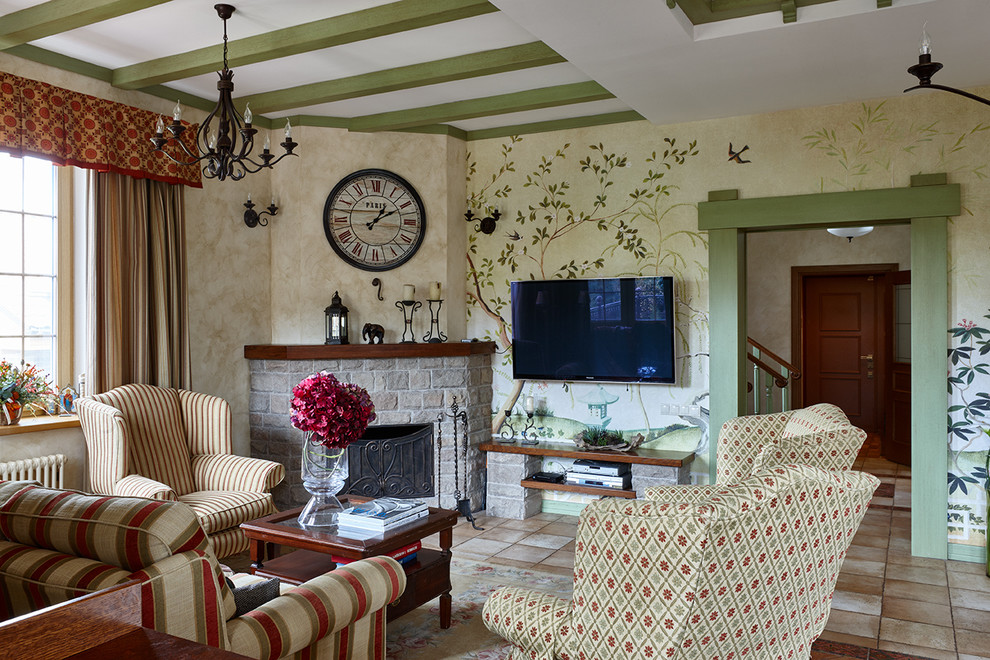 Exempel på ett lantligt vardagsrum, med ett finrum, beige väggar, en öppen hörnspis, en spiselkrans i sten och en väggmonterad TV