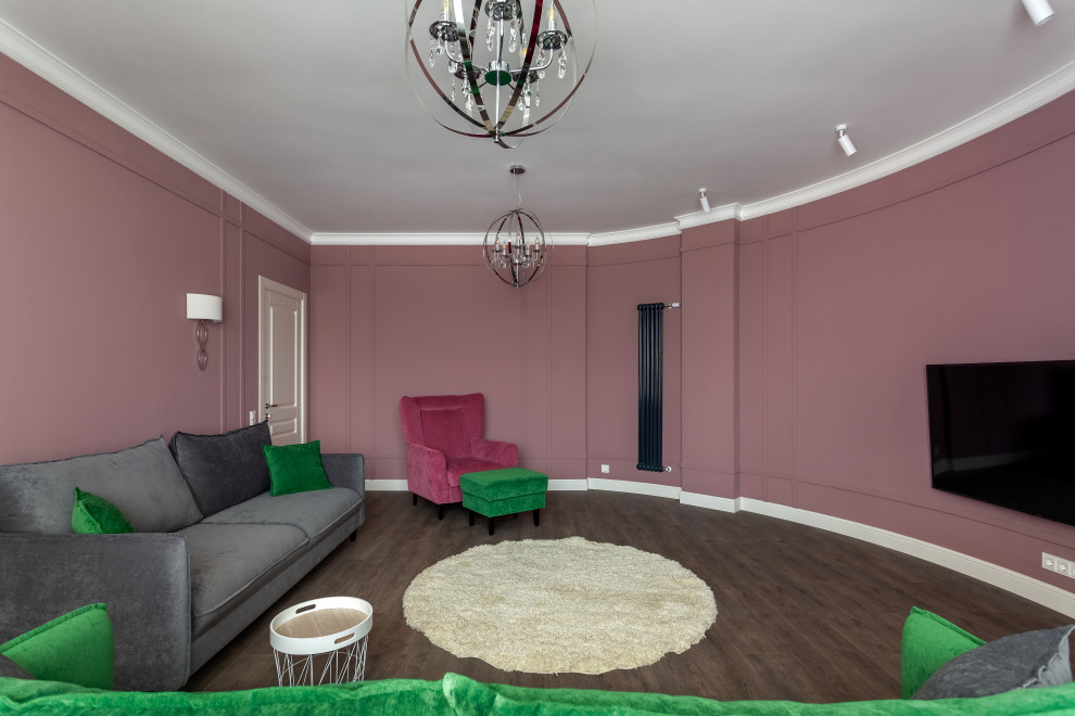 На фото: гостиная комната среднего размера в стиле неоклассика (современная классика) с