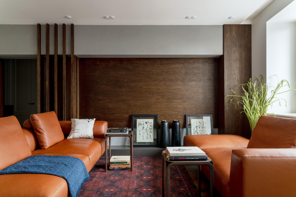 На фото: открытая гостиная комната среднего размера в современном стиле с коричневыми стенами и деревянными стенами без телевизора с