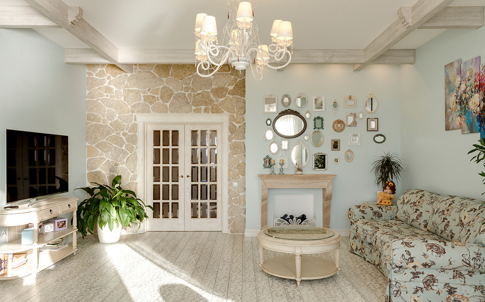 Cette photo montre un grand salon nature fermé avec une salle de réception, un mur blanc, parquet clair, une cheminée ribbon, un manteau de cheminée en pierre, un téléviseur fixé au mur et un sol blanc.