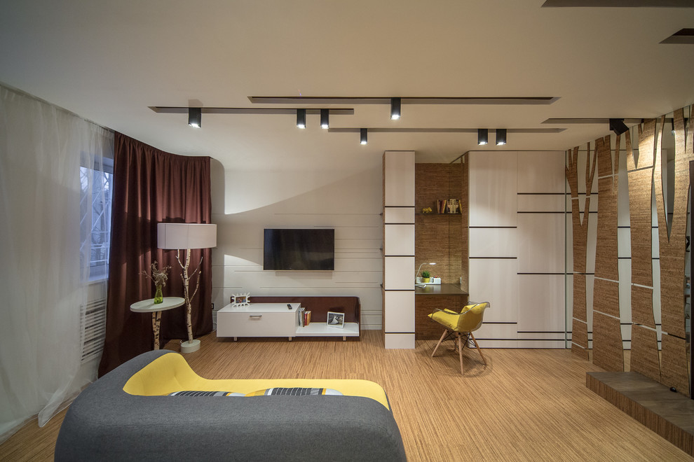 Esempio di un soggiorno minimal di medie dimensioni e chiuso con pareti bianche, pavimento in sughero e TV a parete