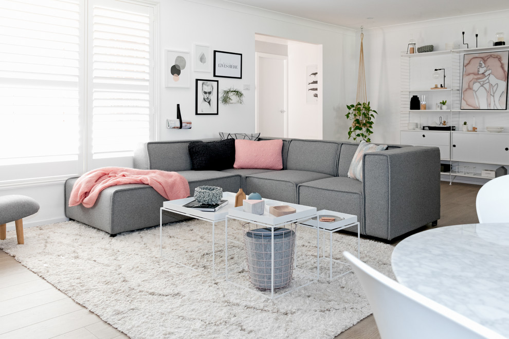 Idee per un soggiorno scandinavo di medie dimensioni e aperto con pareti bianche, pavimento in legno massello medio, nessun camino e TV autoportante