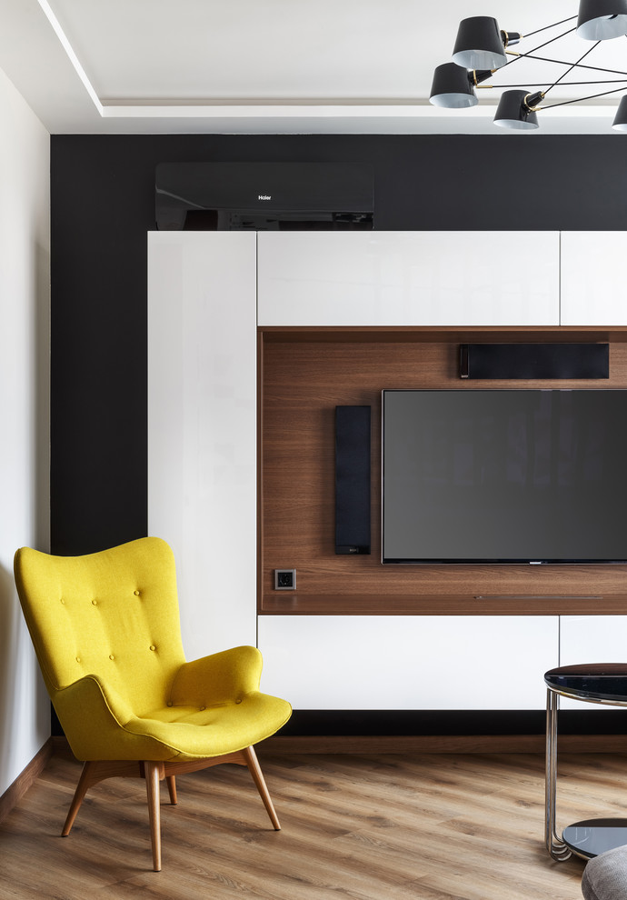 Immagine di un soggiorno di medie dimensioni e aperto con sala formale, pavimento in vinile, nessun camino, TV a parete, pavimento beige e pareti marroni