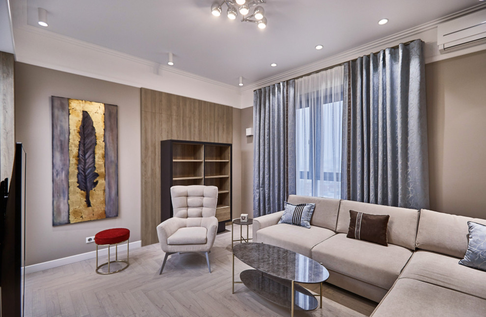 Пример оригинального дизайна: открытая гостиная комната среднего размера в современном стиле с телевизором на стене и панелями на части стены