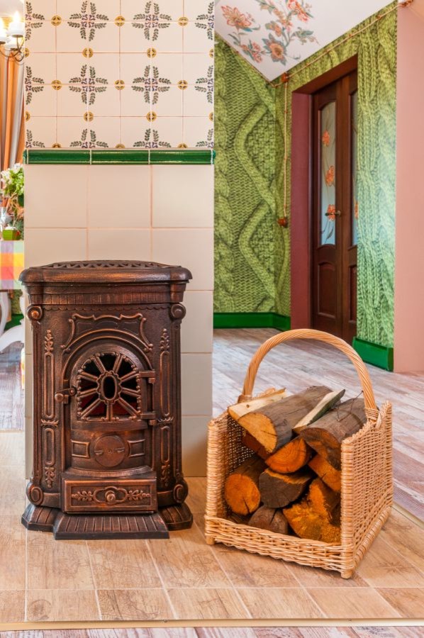 Imagen de salón bohemio con suelo de corcho, estufa de leña, marco de chimenea de metal y suelo beige