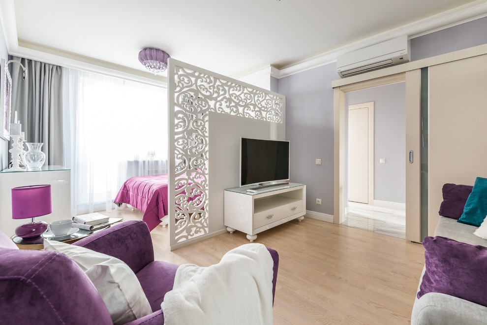 На фото: маленькая изолированная гостиная комната в современном стиле с серыми стенами, светлым паркетным полом, отдельно стоящим телевизором и бежевым полом для на участке и в саду с