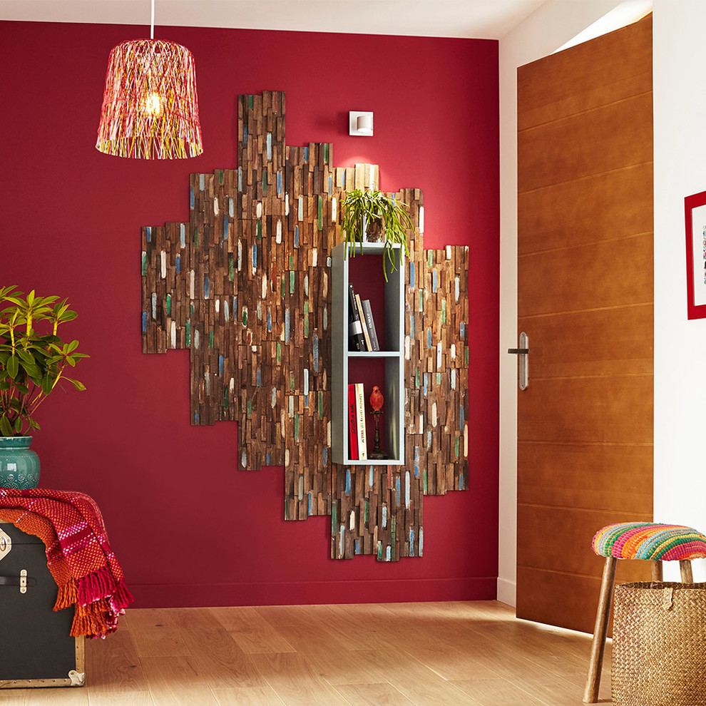 Foto de salón abierto actual con paredes rojas y suelo de madera clara