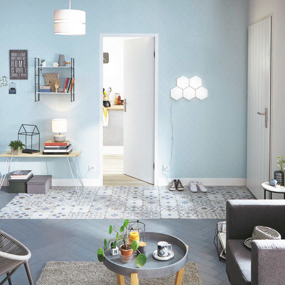 На фото: гостиная комната в скандинавском стиле с синими стенами
