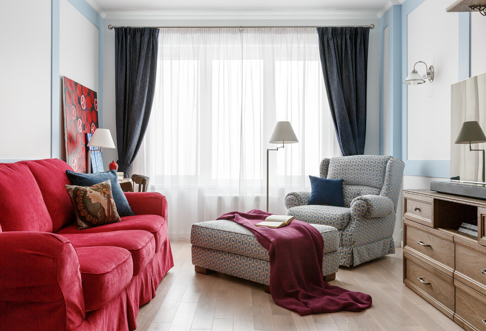 Пример оригинального дизайна: гостиная комната:: освещение в стиле неоклассика (современная классика) с белыми стенами, светлым паркетным полом, отдельно стоящим телевизором и бежевым полом