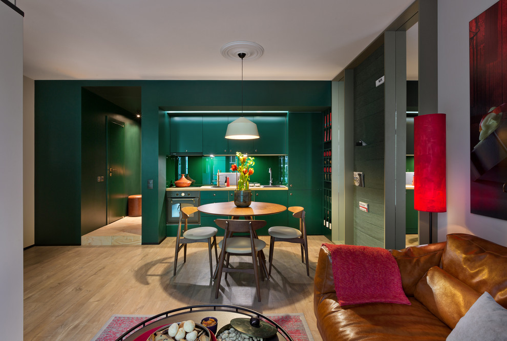 На фото: маленькая открытая гостиная комната в современном стиле с зелеными стенами для на участке и в саду