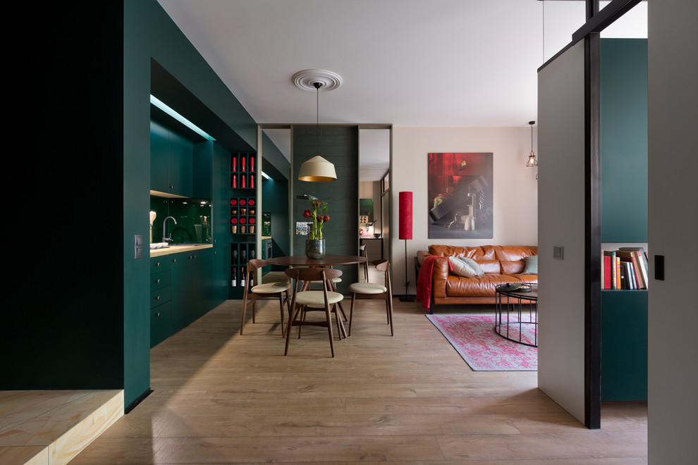 Пример оригинального дизайна: маленькая открытая гостиная комната в современном стиле с зелеными стенами для на участке и в саду