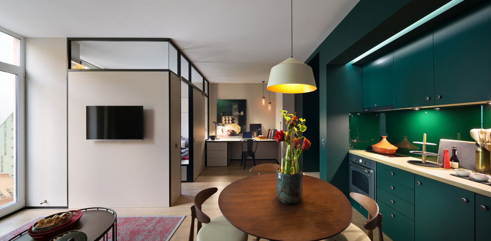 Идея дизайна: маленькая открытая гостиная комната в современном стиле с зелеными стенами для на участке и в саду